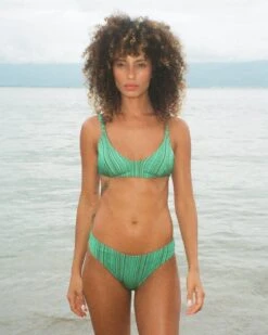 Phoebe Bikini Bottom - Coastal Rib 14 Phoebe Bikini Bottom - Coastal Rib -Theseea Brasil FilmAmanda BobbyCoastalRib