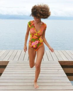 Arianne One Piece - Favinia 15 Arianne One Piece - Favinia -Theseea SU25 Brasil Amanda Engler 2 ef9175be bc81 4c5d ab5e becbd735a8e6