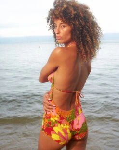 Carmen One Piece - Favinia 16 Carmen One Piece - Favinia -Theseea SU25 Brasil Amanda Engler 7